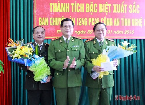 Giám đốc Công an tỉnh trao thưởng cho Ban Chuyên án 124G (đồng chí Nguyễn Xuân Thiêm ở ngoài cùng bên phải)