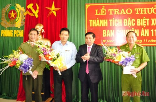 Lãnh đạo Công an tỉnh chúc mừng đại tá Thiêm và Ban chuyên án 114C