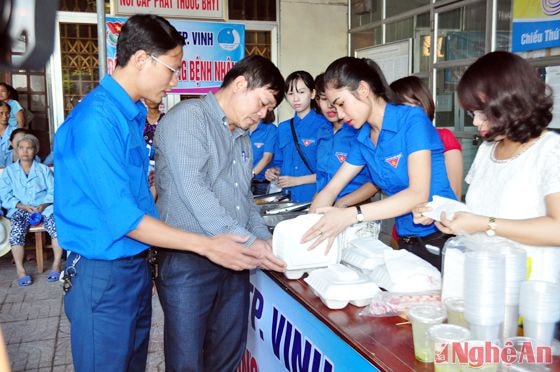 Lãnh đạo Ban Dân vận Thành ủy Vinh va Bí thư Thành đoàn kiểm tra chất lượng suất ăn trước khi phát cho bệnh nhân nghèo