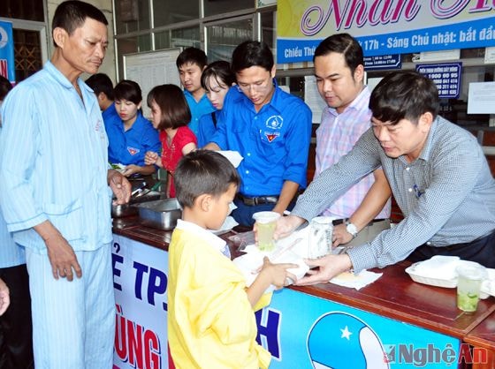 Lãnh đạo Ban Dân vận Thành ủy Vinh phát cơm cho bệnh nhân nghèo