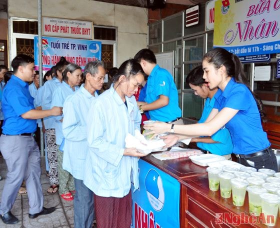 Bệnh nhân nghèo ấm lòng khi được nhận bữa cơm nhân ái từ những đoàn viên, thanh niên