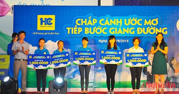 Đại diện lãnh đạo Siêu thị điện máy HC Nghệ An và BGH Trường Đại học Kinh tế Nghệ An trao học bổng cho các sinh viên.