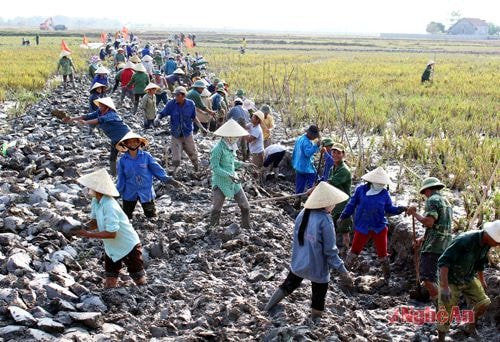 Làm giao thông nội đồng ở xã Nghĩa Đồng (Tân Kỳ).Ảnh: P.V