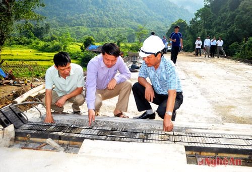 Lãnh đạo Sở Giao thông Vận tải kiểm tra thi công tuyến đường Tây Nghệ An. Ảnh: Hoàng Vĩnh