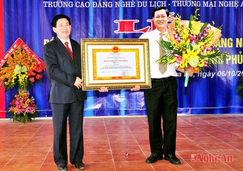 Đồng chí Hồ Đức Phớc trao Huân chương Lao động hạng Nhì cho đồng chí  Lê Đức Bích, Hiệu trưởng nhà trường.Ảnh: SM