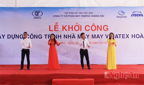 Tiết mục văn nghệ chào mừng lễ khởi công.