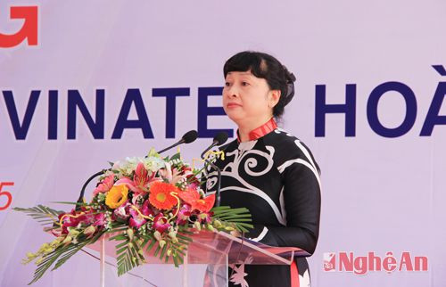 Bà Phan Thị Thanh Hà, Chủ tịch HĐQT Công ty CP may Vinatex phát biểu cảm ơn Lãnh đạo tỉnh, chính quyền địa phương và nhân dân xã Quỳnh Vinh đã tạo điều kiện