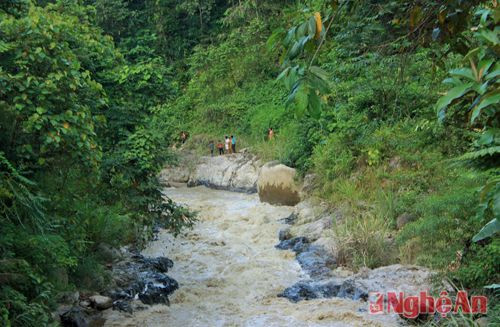 Nhiều người dân đã đi xuôi xuống dòng nước xa để cố gắng tìm kiếm.