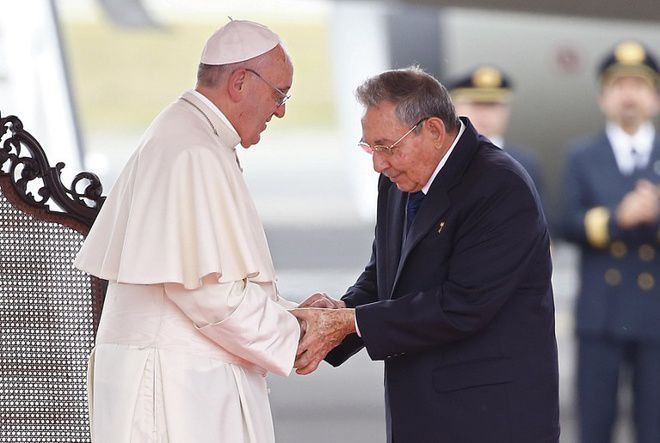 Chủ tịch Cuba Raul Castro đón tiếp Giáo hoàng tại sân bay Jose Marti. Giáo hoàng từng giữ vai trò nổi bật trong quyết định lịch sử tái thiết quan hệ Mỹ - Cuba. Ông kêu gọi Chủ tịch Cuba và Tổng thống Mỹ không chùn bước trên con đường tiến tới quan hệ gần gũi hơn. Nguồn: AFP.