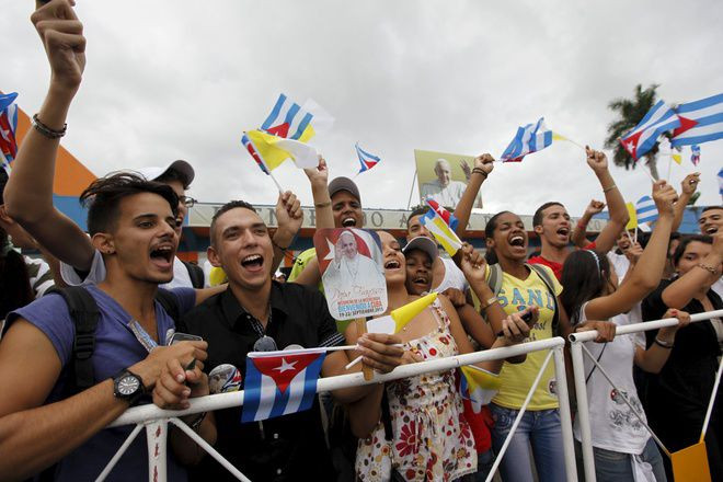  Người dân Cuba chào đón Giáo hoàng ở sân bay. Ông Castro ca ngợi Giáo hoàng về những nỗ lực làm trung gian hòa giải, giải quyết vấn đề biến đổi khí hậu và bất bình đẳng trong thu nhập. Nguồn: Reuters