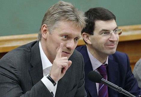 Phát ngôn viên của Tổng thống Nga Dmitry Peskov (trái) trong một cuộc họp ở Moskva hôm 10/9 cho biết những cố vấn quân sự đang ở Syria để giúp các lực lượng vũ trang nước này bảo trì thiết bị gửi từ Nga, nhưng không tham gia chiến đấu. Nguồn: AFP.