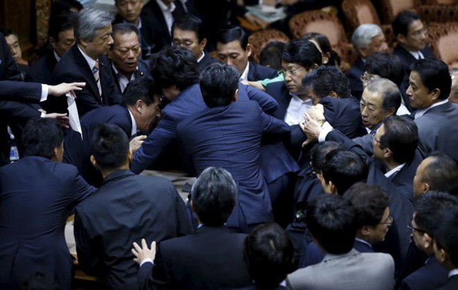 Căng thẳng dâng cao sau khi cuộc bỏ phiếu liên tục bị trì hoãn. Các nghị sĩ đảng đối lập tụ tập ở hành lang quốc hội để phản đối. Nguồn: AFP