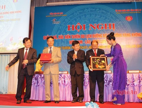 Tổng cục Du lịch Việt Nam và UBND tỉnh Nghệ An tặng quà cho đại diện Tổng cục Du lịch Lào và Thái Lan