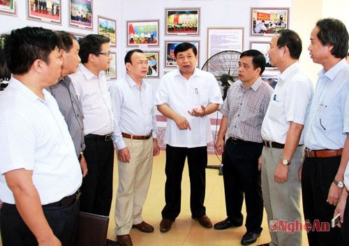 Lãnh đạo tỉnh và các đại biểu trao đổi bên lề Hội nghị.Ảnh: Hoàng Vĩnh