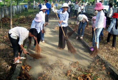 Học  sinh Trường THCS Thanh Liên (Thanh Chương) làm vệ sinh Đài tưởng niệm liệt sỹ.