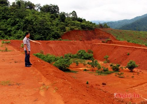 Hiện trường thi công dự án bãi xử lý rác thải huyện Quế Phong đã đình trệ  1 năm nay.