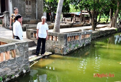 Người dân xóm Hồng Lĩnh, xã Nam Hưng (Nam Đàn) cho rằng ô nhiễm  từ hồ Tràng Đen đang thẩm thấu vào ao nuôi cá của gia đình.