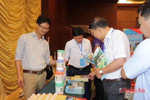 Khách tham quan gian trưng bày của huyện Nam Đàn