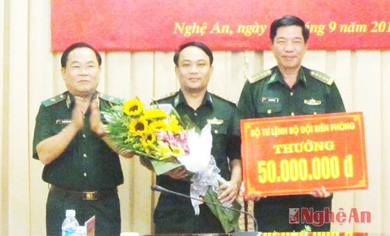 Thay mặt Bộ Tư lệnh Bộ đội biên phòng, Thiếu tướng Nguyễn Cảnh Hiền - Phó Tư lệnh trao thưởng cho đại diện lực lượng tham gia Chuyên án 347LV.