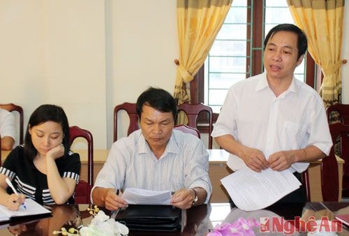 Đồng chí Lê Đình Lý, Phó giám đốc Sở Nội vụ làm trưởng đoàn thông báo kết quả kiểm tra với lãnh đạo UBND huyện Thanh Chương