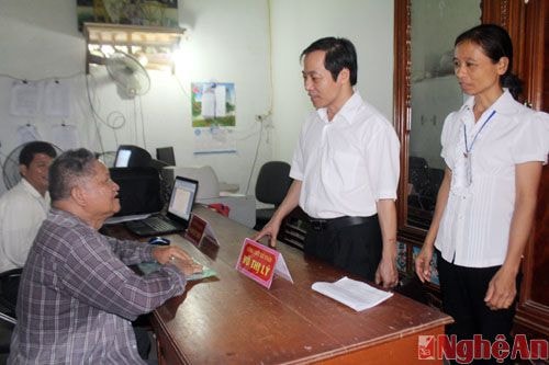Đồng chí Lê Đình Lý, Phó giám đốc Sở Nội vụ nắm tâm tư, nguyện vọng của người dân khi đến giao dịch tại văn phòng một cửa của UBND xã Đồng Văn