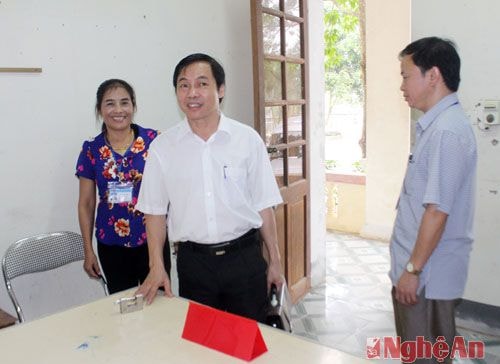 Tiếp đó, đoàn tiếp tục đến kiểm tra việc thực hiện cải cách hành chính tại UBND thị trấn Thanh Chương