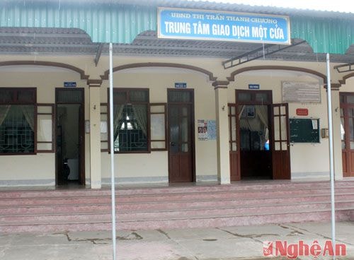 Đoàn đánh giá cơ sở vật chất của UBND thị trấn khang trang, việc bố trí bộ phận một cửa khá tốt, tạo thuận lợi cho người dân đến giao dịch