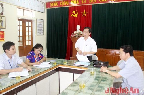Làm việc với lãnh đạo thị trấn, đồng chí Lê Đình Lý đề nghị cần tiếp tục nâng cao trình độ, năng lực cán bộ, công chức để nâng cao hiệu quả công việc