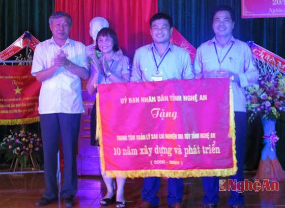 Lãnh đạo huyện Nghĩa Đàn trao bức trướng của UBND tỉnh cho trung tâm