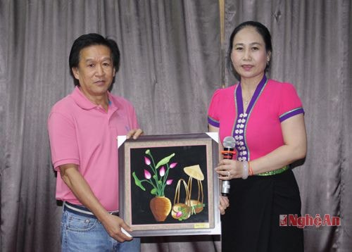 Đồng chí Đinh Thị Lệ Thanh tặng quà cho Hội người Việt Nam ở tỉnh Khon Kean