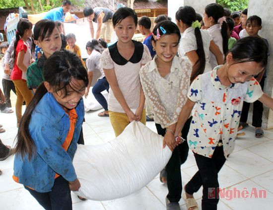 Niềm vui của học sinh Trường THCS Tam Hợp (Tương Dương) khi được nhận gạo hỗ trợ.