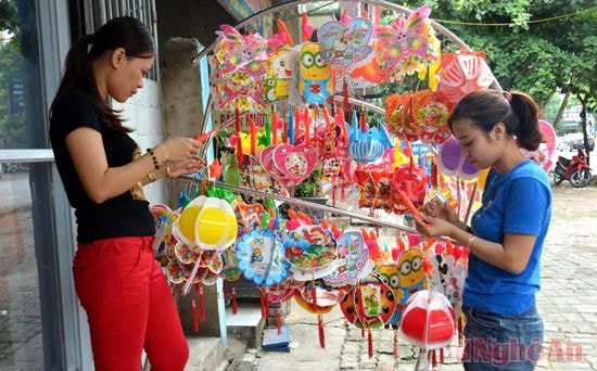 Khách hàng chọn mua đèn lồng hàng Việt Nam trên đường Nguyễn Văn Cừ (Thành phố Vinh).