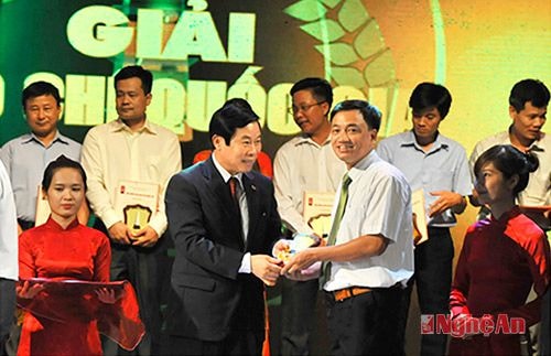 Năm 2012, tác giả Hữu Nghĩa đoạt giải B giải Báo chí Quốc gia (không có giải A)