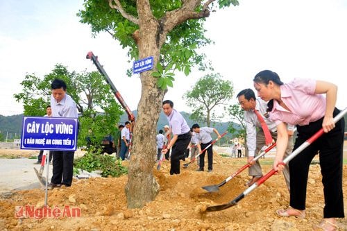 Báo Nghệ An cung tiến cây tại Khu di tích lịch sử quốc gia Truông Bồn và Khu tưởng niệm các anh hùng liệt sỹ Xô viết Nghệ Tĩnh