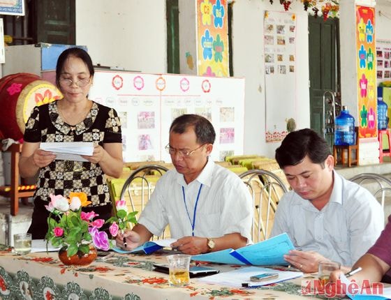 Cô giáo Nguyễn Thị Lục - Hiệu trưởng Trường mầm non Tường Sơn báo cáo một số khó khăn trong công tác phổ cập 