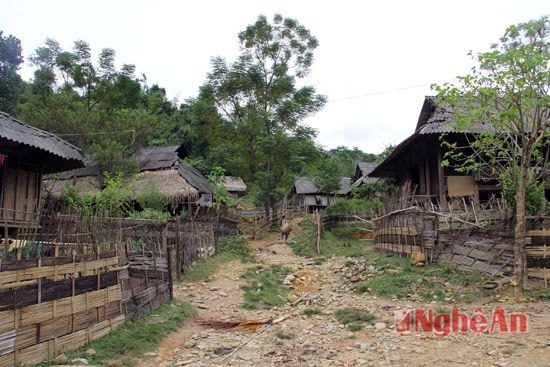 Bản Khủa Na nằm chênh vênh bên núi