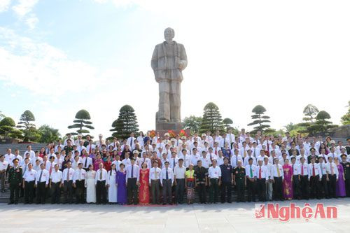 Các đại biểu chụp ảnh lưu niệm tại Quảng trường Hồ Chí Minh