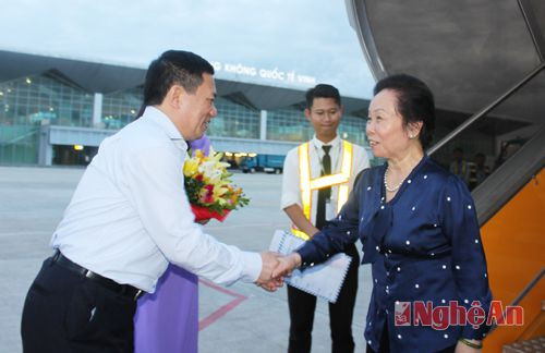 Đồng chí Hồ Đức Phớc - Bí thư Tỉnh ủy chào đón Phó Chủ tịch nước Nguyễn Thị Doan về thăm và làm việc tại Nghệ An 