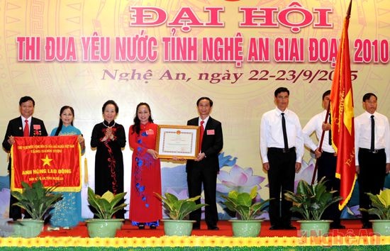 Đồng chí Nguyễn Thị Doan trao Danh hiệu Anh hùng Lao động trong thời kỳ đổi mới cho Báo Nghệ An.