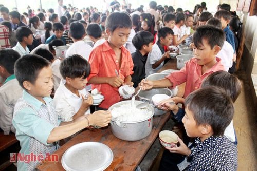 Bữa cơm bán trú tại Trường PTDT  bán trú Nậm Cắn (Kỳ Sơn).