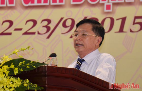 Chủ tịch UBND xã Sơn Thành, huyện Yên Thành báo cáo kinh nghiệm xây dựng nông thôn mới của xã Sơn Thành.