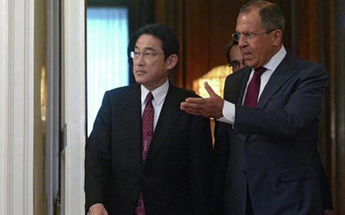 Ngoại trưởng Nga - Nhật thảo luận về hiệp ước hòa bình. Ảnh: Sputnik