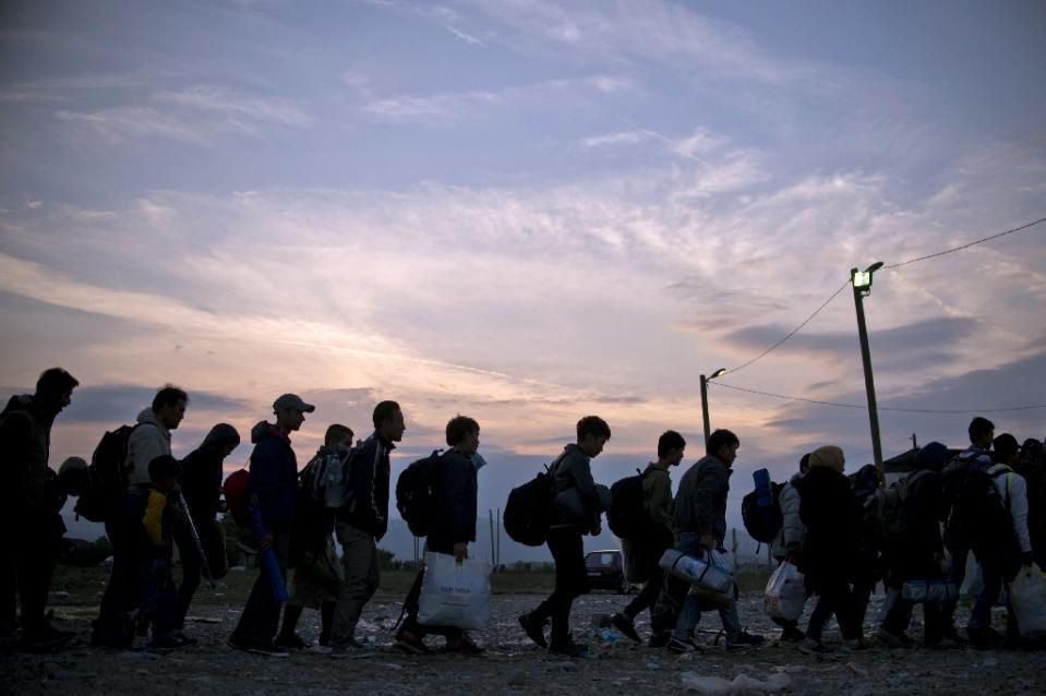 Người di cư xếp hàng đăng ký tại một khu trại sau khi vượt biên giới Macedonia-Hy Lạp hôm 22/9. Ảnh: AFP.