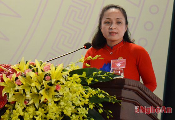 Đồng chí Phạm Thị Hồng Toan, Ủy viên BCH Đảng bộ tỉnh, Tổng biên tập Báo Nghệ An trình bày tham luận tại Đại hội.