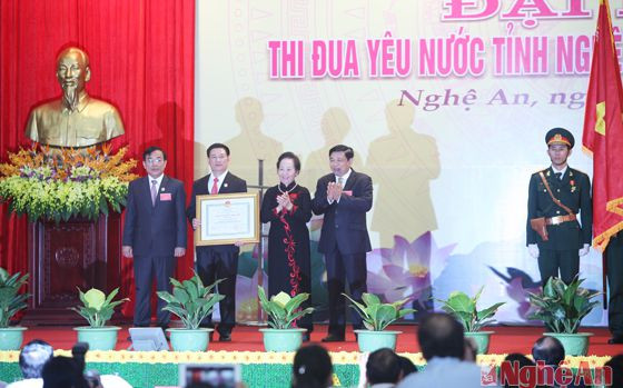 Đồng chí Nguyễn Thị Doan, Ủy viên Trung ương Đảng, Phó Chủ tịch nước trao Huân chương Lao động hạng Nhất cho Đảng bộ và nhân dân tỉnh Nghệ An.