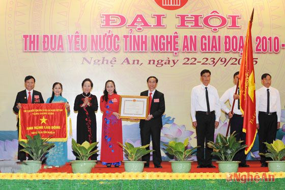 Đồng chí Nguyễn Thị Doan trao Danh hiệu Anh hùng Lao động trong thời kỳ đổi mới cho Báo Nghệ An.