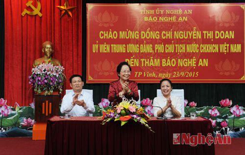 Phó Chủ tịch nước Nguyễn Thị Doan gặp gỡ các thế hệ phóng viên báo Nghệ An qua các thời kỳ 