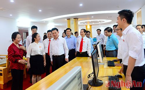 Phó Chủ tịch nước Nguyễn Thị Doan và đoàn công tác thăm phòng xuất bản Báo Nghệ An 