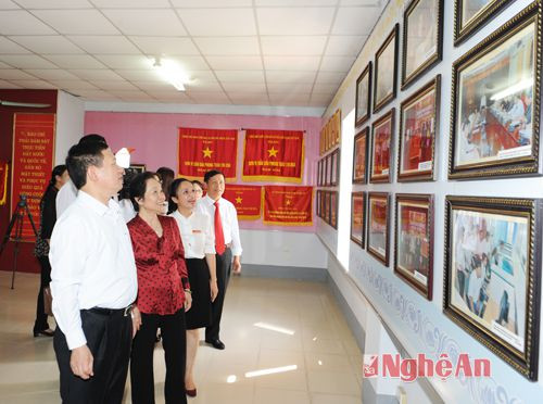 Đoàn tham quan phòng truyền thống báo Nghệ An