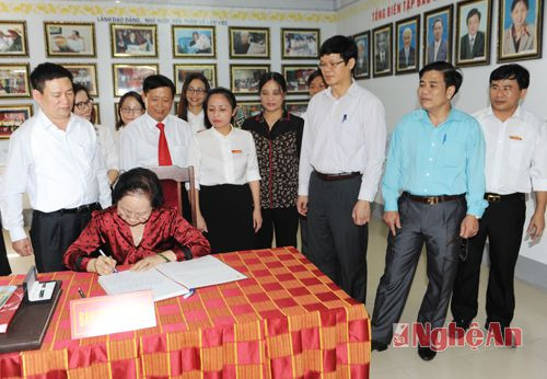 Phó Chủ tịch nước Nguyễn Thị Doan ghi sổ vàng lưu niệm 